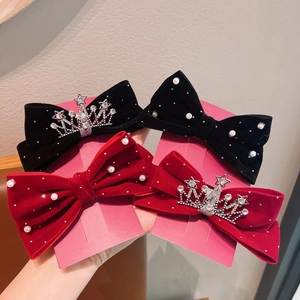 Détail d'un lot de 4 barrettes nœuds en velours avec couronne et perles élégantes