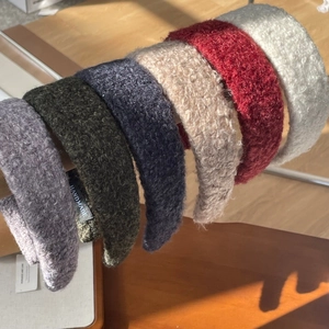 Detail van de wolmix hoofdband met zachte teddy fleece textuur en handgemaakt label