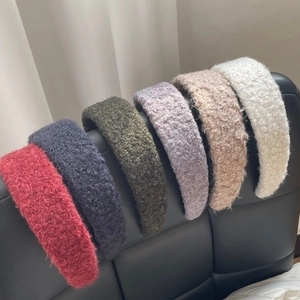 Detailweergave van zes kleurrijke fluwelen haarbanden in rood, blauw, groen en beige