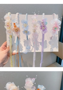 Detailweergave van bloemen haardbanden met lange linten, parels en vlinderornamenten