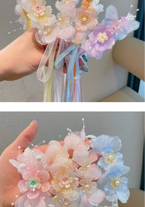 Detailweergave van kleurrijke vlinderbloem haarspeldjes met lange vloeiende linten
