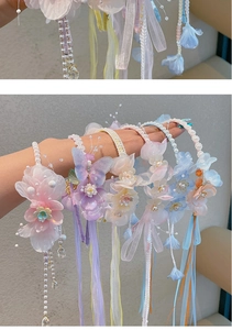 Detailopname van bloemen haarbanden met zijden bloemen parels en vloeiende lange kwastjes