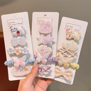 Detalle de los sets de pinzas para el cabello infantil con lazos de resina y estrellas