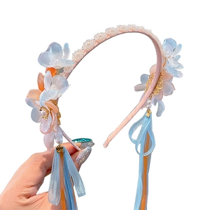 Bloemen hoofdband in oude stijl met parels en blauwe lintkwastjes voor meisjes