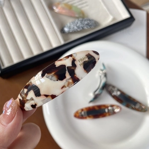 Fermaglio per capelli retrò in acetato con texture tartarugata e incisione fatta a mano