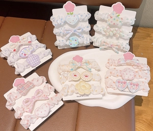 Détail de l'ensemble de chouchous élastiques avec nœuds mignons, cœurs et oreilles de lapin
