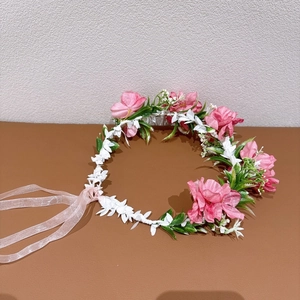 Détails d'un serre-tête floral avec fleurs roses en tissu et feuilles vertes pour filles
