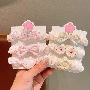 Détail de chouchous en tissu avec de jolis nœuds en résine et des motifs de cerises