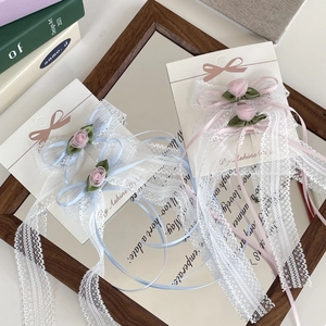 Detalle de clips de encaje con cintas de seda y adornos de rosas florales finas