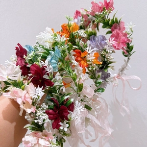 Serre-tête bohème avec fleurs en soie colorées et ruban en organza rose ajustable