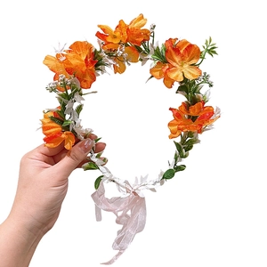Serre-tête floral princesse avec fleurs orange et blanches, feuilles et rubans roses