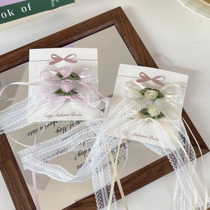 Elegantes pinzas para el cabello con lazos de encaje, rosas y cintas sobre un espejo