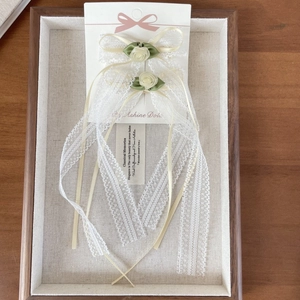 Elegantes pinzas para el cabello con lazos de encaje, rosas blancas y cintas largas