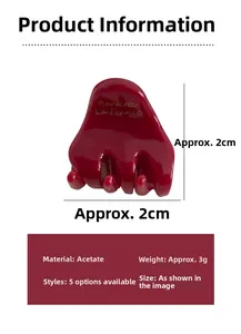 Vue macro de la mini pince à cheveux en acétate bordeaux montrant la taille et le poids