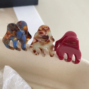 Lot de trois pinces à cheveux en acétate écaille de tortue et couleurs unies style français