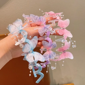 Tre eleganti cerchietti a farfalla in rosa, blu e viola per lo styling dei capelli bambina
