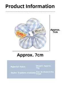 Dettaglio di un elastico in tessuto a quadri blu con toppa carina ed etichetta del marchio