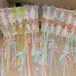 Détail de pinces à cheveux Hanfu avec fleurs en soie, papillons et longs glands colorés