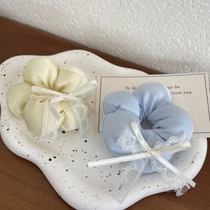 Chouchous fleurs en satin avec dentelle blanche et rubans jaune et bleu