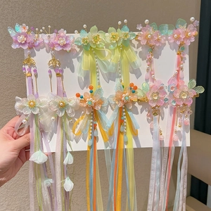 Détail de pinces à cheveux Hanfu avec fleurs, longs glands en soie et perles papillons