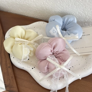 Ensemble de trois chouchous soyeux floraux rose, bleu et jaune avec nœuds en dentelle