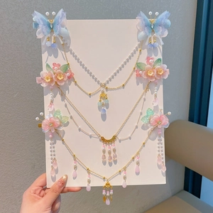 Détail de chaîne à cheveux fleur papillon avec fleurs roses et pompons bleus pour filles