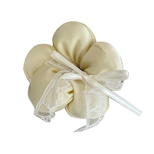 Chouchou fleur en satin crème avec nœud en dentelle blanche et longs rubans doux