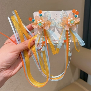 Détail de pinces à cheveux Hanfu florales avec de longs glands et rubans colorés