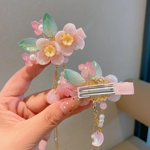 Détail de pinces à cheveux fleurs roses avec longs pompons et perles pour Hanfu