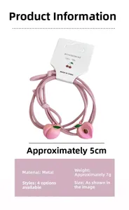 Vista dettagliata di un elastico rosa per capelli con ciondolo a pesca 3D e parti metalliche
