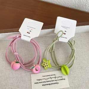 Set di elastici per capelli colorati con decorazioni a pesca e stelle su cartoncino