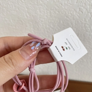 Elastici per capelli rosa ad alta elasticità con ciondoli ciliegia su scheda di carta