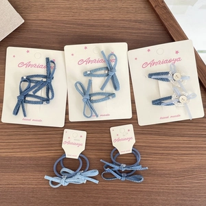Lot de barrettes et chouchous nœuds en denim fait main avec dentelle sur carte de présentation