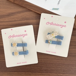 Barrettes en denim fait main avec fleurs et dentelle pour filles sur carte de support
