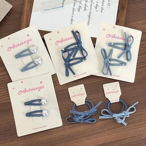 Détail d'accessoires de cheveux en denim bleu avec nœuds faits main et perles