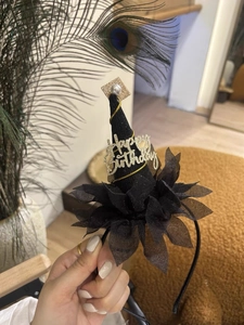 Detalle diadema de cumpleaños negra con gorro Happy Birthday purpurina dorada y perla