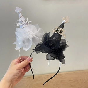 Detalle de diadema de cumpleaños con gorro de lentejuelas, perlas y gran lazo de organza