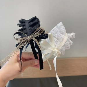 Detalle de diademas estilo Lolita con encaje, lazos de satén y perlas elegantes