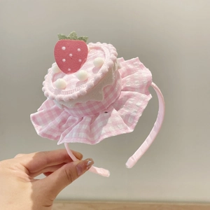 Dettaglio del cerchietto a quadri rosa con decorazioni 3D di fragole e torte carine