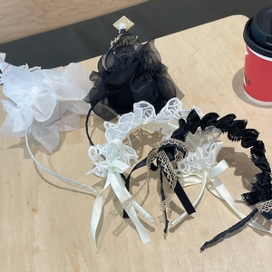 Vista plana de diademas de encaje con flores de malla y perlas para estilo de fiesta