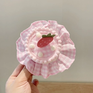 Dettaglio elastico per capelli a quadretti rosa con fragola e bordo in pizzo
