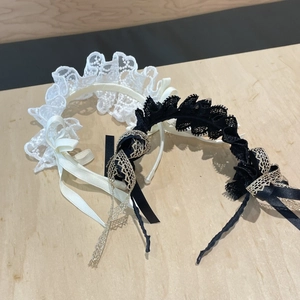 Detalle de diademas de encaje Lolita con lazos y borlas largas sobre madera clara