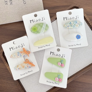 Détails des barrettes en tissu floral et à carreaux avec boutons sur cartes de support