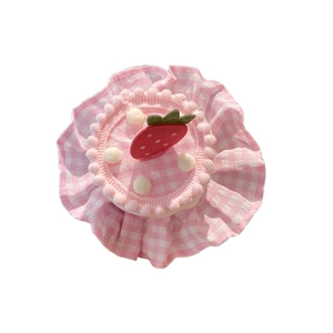 Accessorio per capelli a torta di fragole a quadretti rosa con bordi a balze e pompon