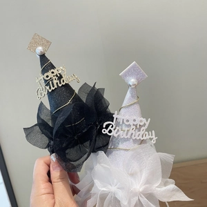 Detalle de mini sombreros de fiesta brillantes con flores de malla y perlas finas