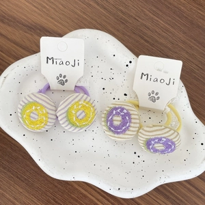 Détail d'élastiques à cheveux à motifs floraux sur une assiette en céramique
