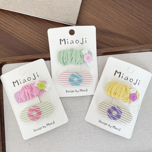 Barrettes à cheveux en tissu fleuri rose pour filles présentées sur carte de marque