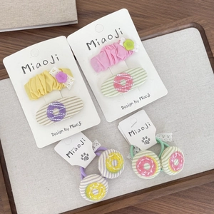 Lot de barrettes et chouchous roses avec broderies florales et détails volantés doux