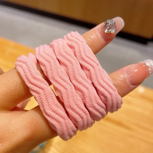 Gros plan sur élastique à cheveux rose à haute élasticité avec texture ondulée