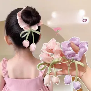 Détail du chouchou tulipe avec rubans montrant le tissu en soie et fleurs douces